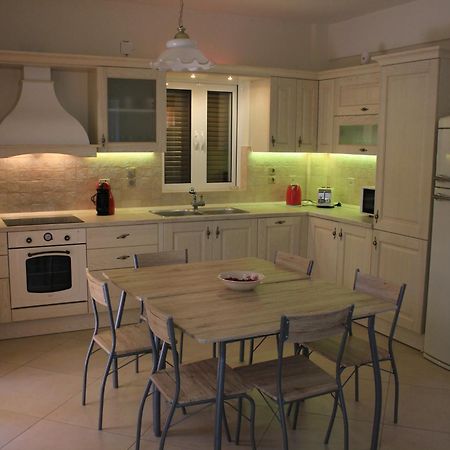 Maison Fleurs Diakopto Extérieur photo