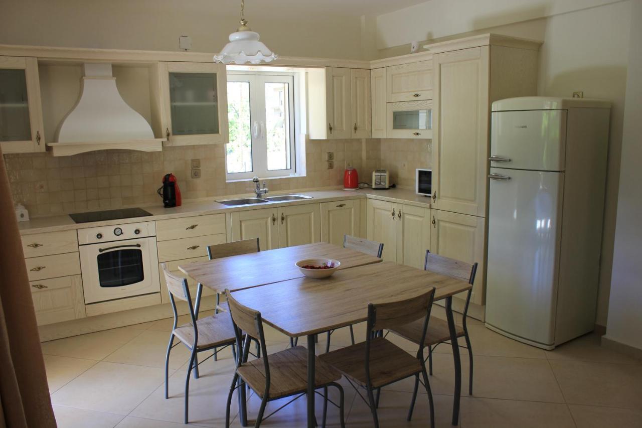 Maison Fleurs Diakopto Extérieur photo
