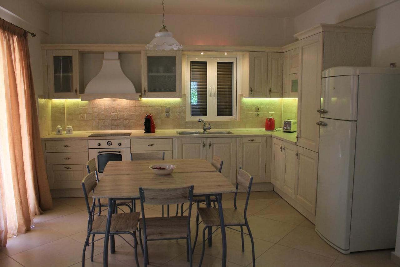 Maison Fleurs Diakopto Extérieur photo