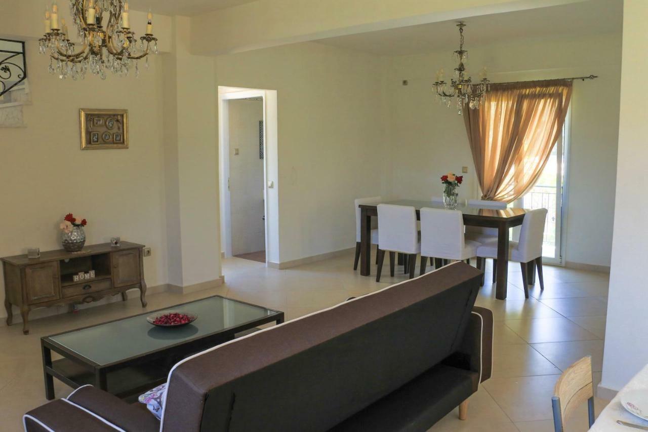 Maison Fleurs Diakopto Extérieur photo