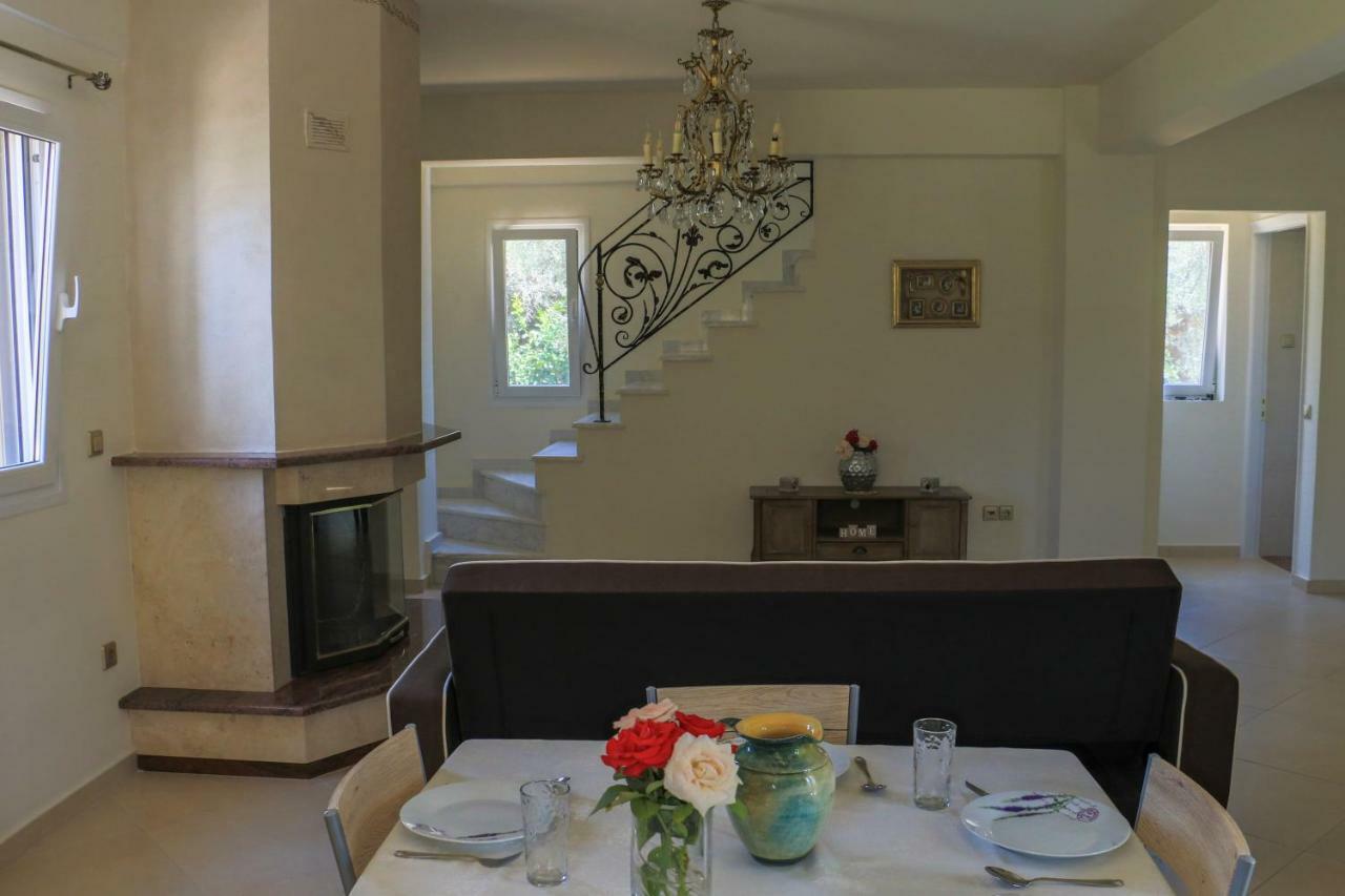 Maison Fleurs Diakopto Extérieur photo