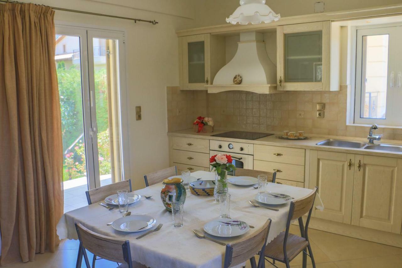 Maison Fleurs Diakopto Extérieur photo