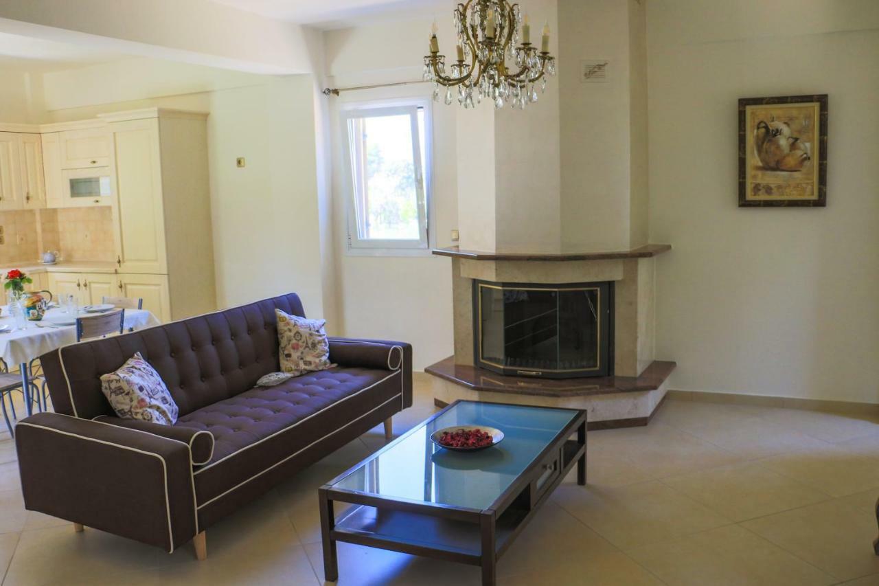 Maison Fleurs Diakopto Extérieur photo