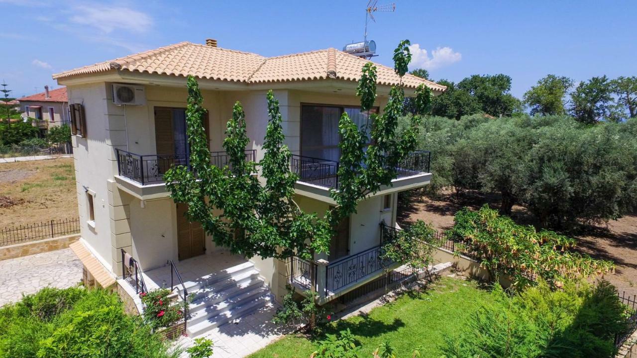 Maison Fleurs Diakopto Extérieur photo