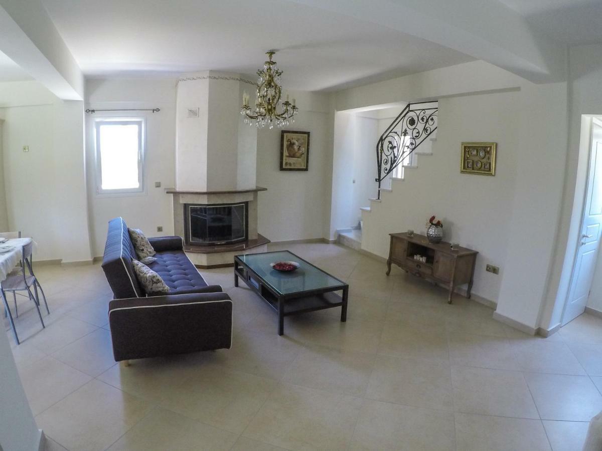 Maison Fleurs Diakopto Extérieur photo