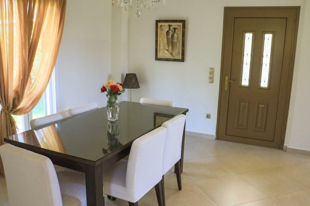 Maison Fleurs Diakopto Extérieur photo