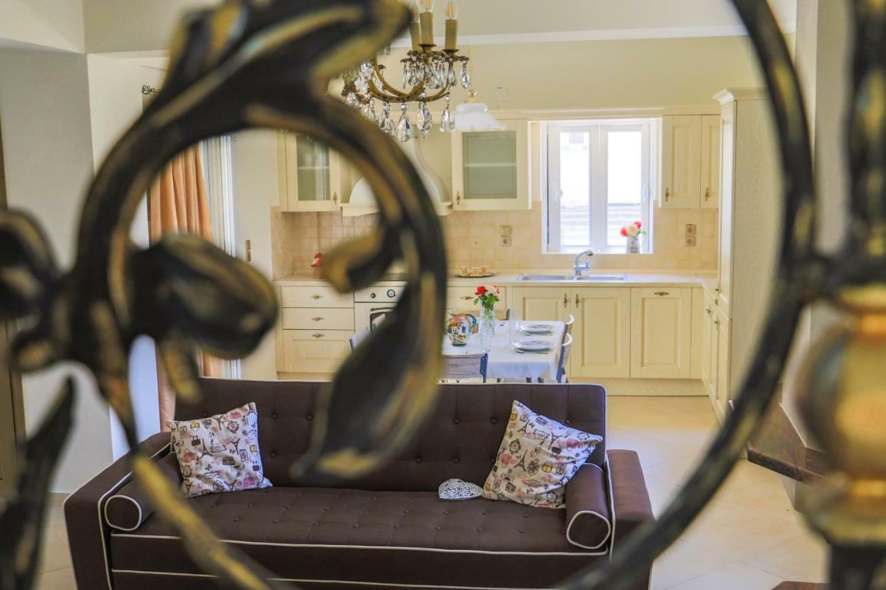 Maison Fleurs Diakopto Extérieur photo