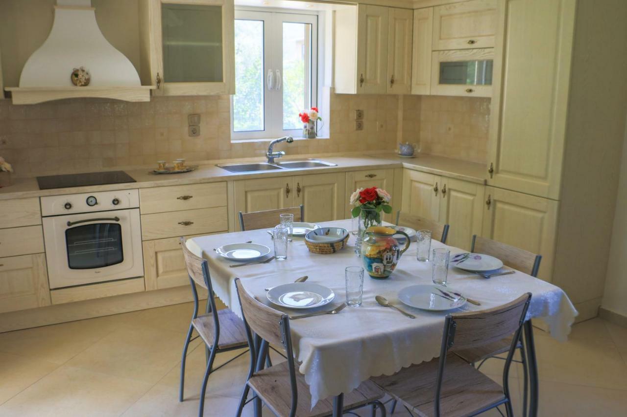 Maison Fleurs Diakopto Extérieur photo
