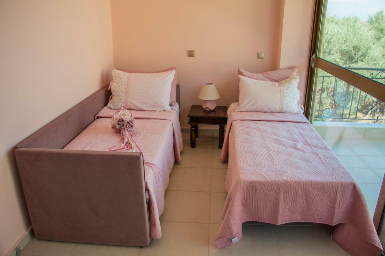 Maison Fleurs Diakopto Extérieur photo