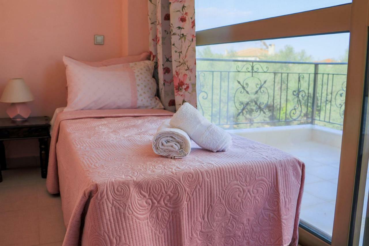 Maison Fleurs Diakopto Extérieur photo