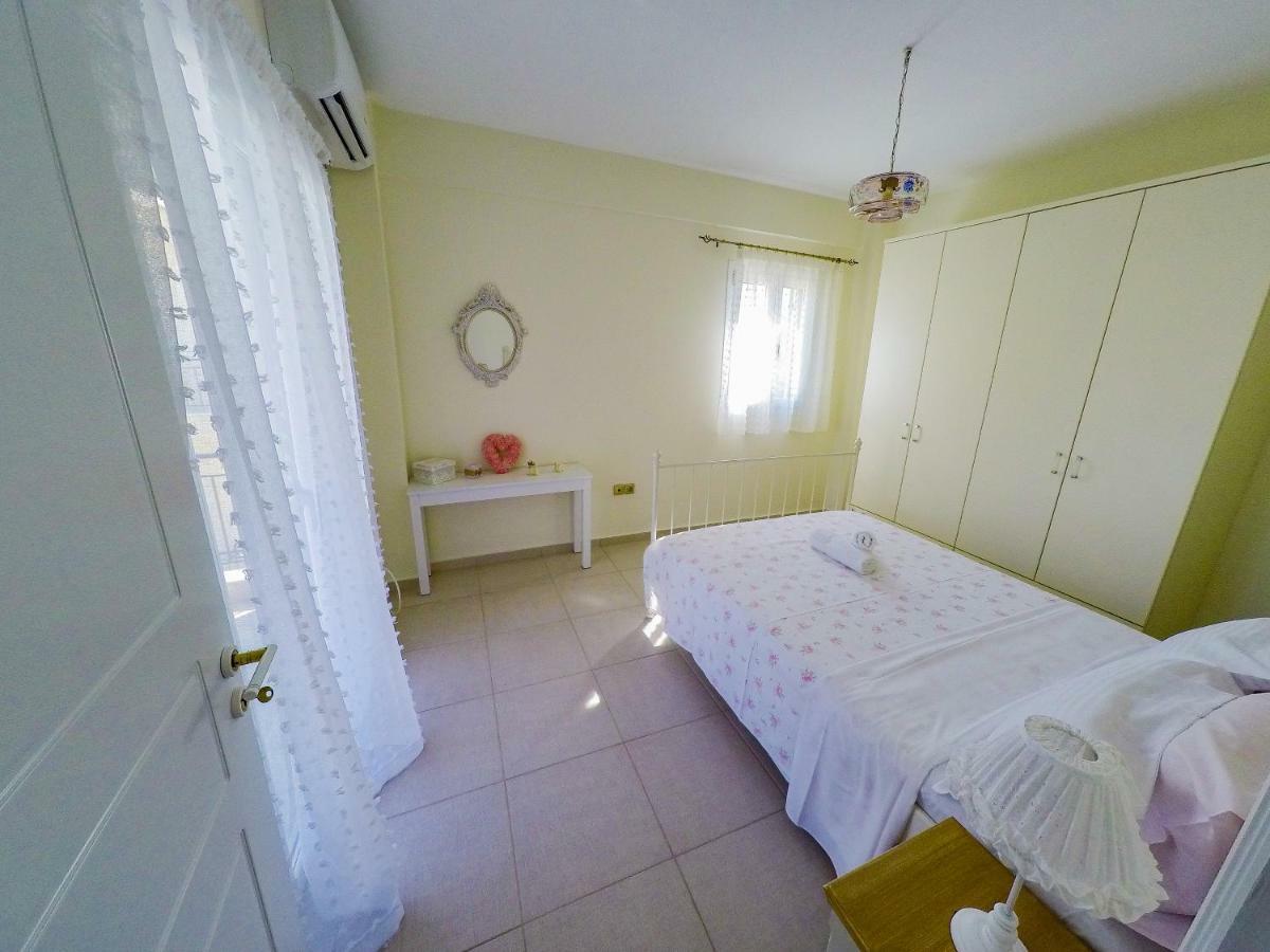 Maison Fleurs Diakopto Extérieur photo