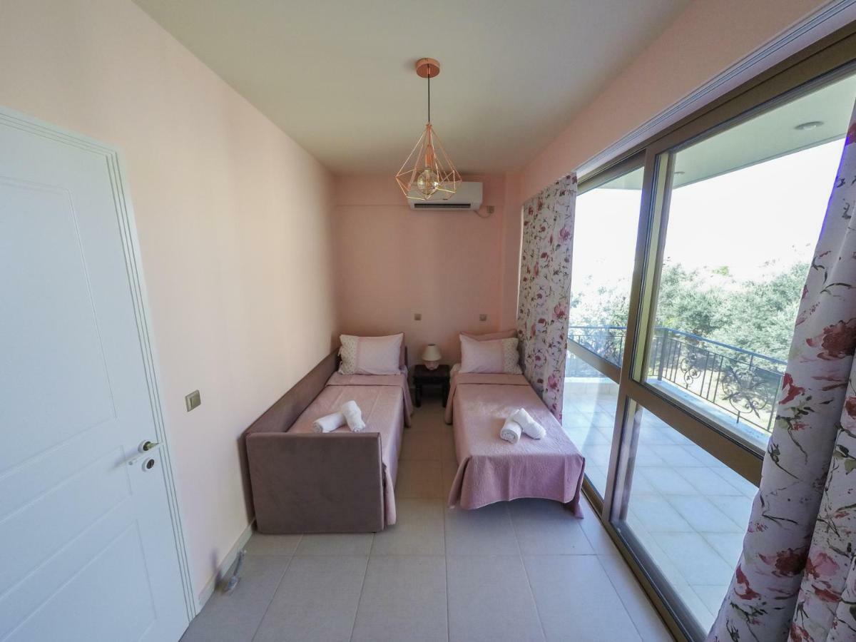 Maison Fleurs Diakopto Extérieur photo