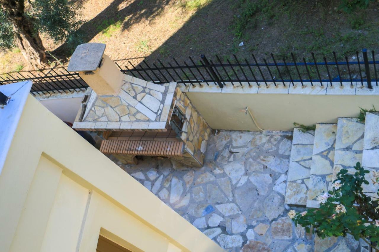 Maison Fleurs Diakopto Extérieur photo