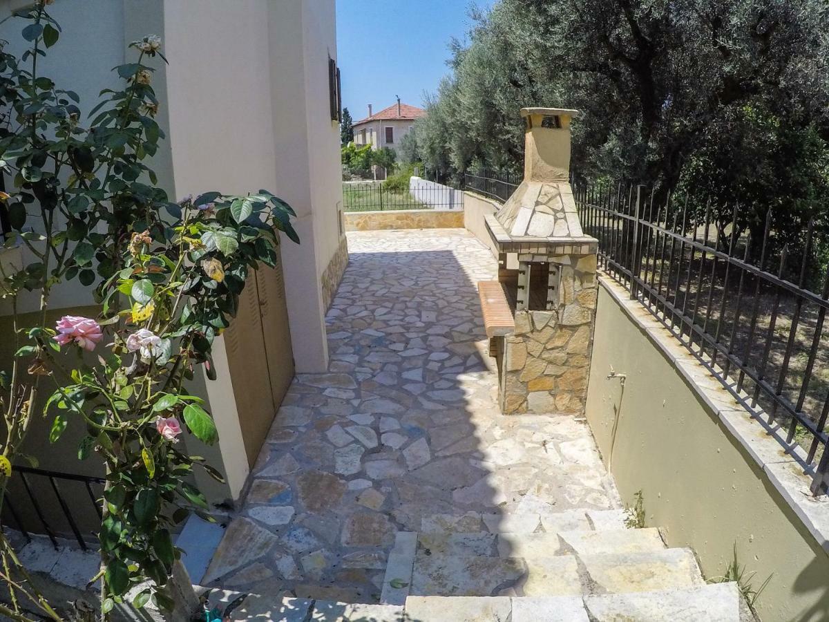 Maison Fleurs Diakopto Extérieur photo