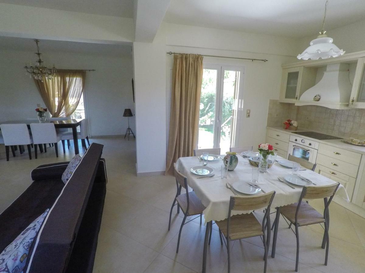Maison Fleurs Diakopto Extérieur photo