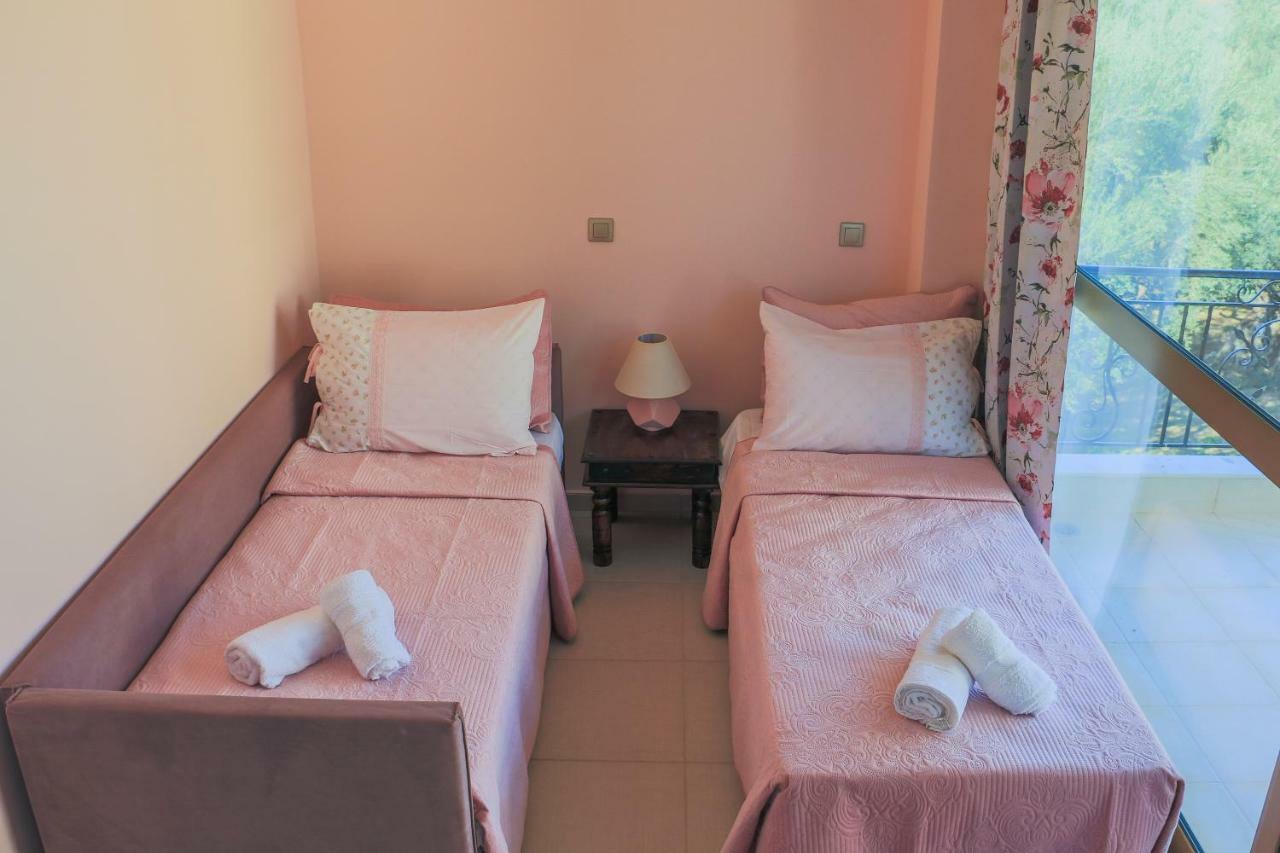Maison Fleurs Diakopto Extérieur photo