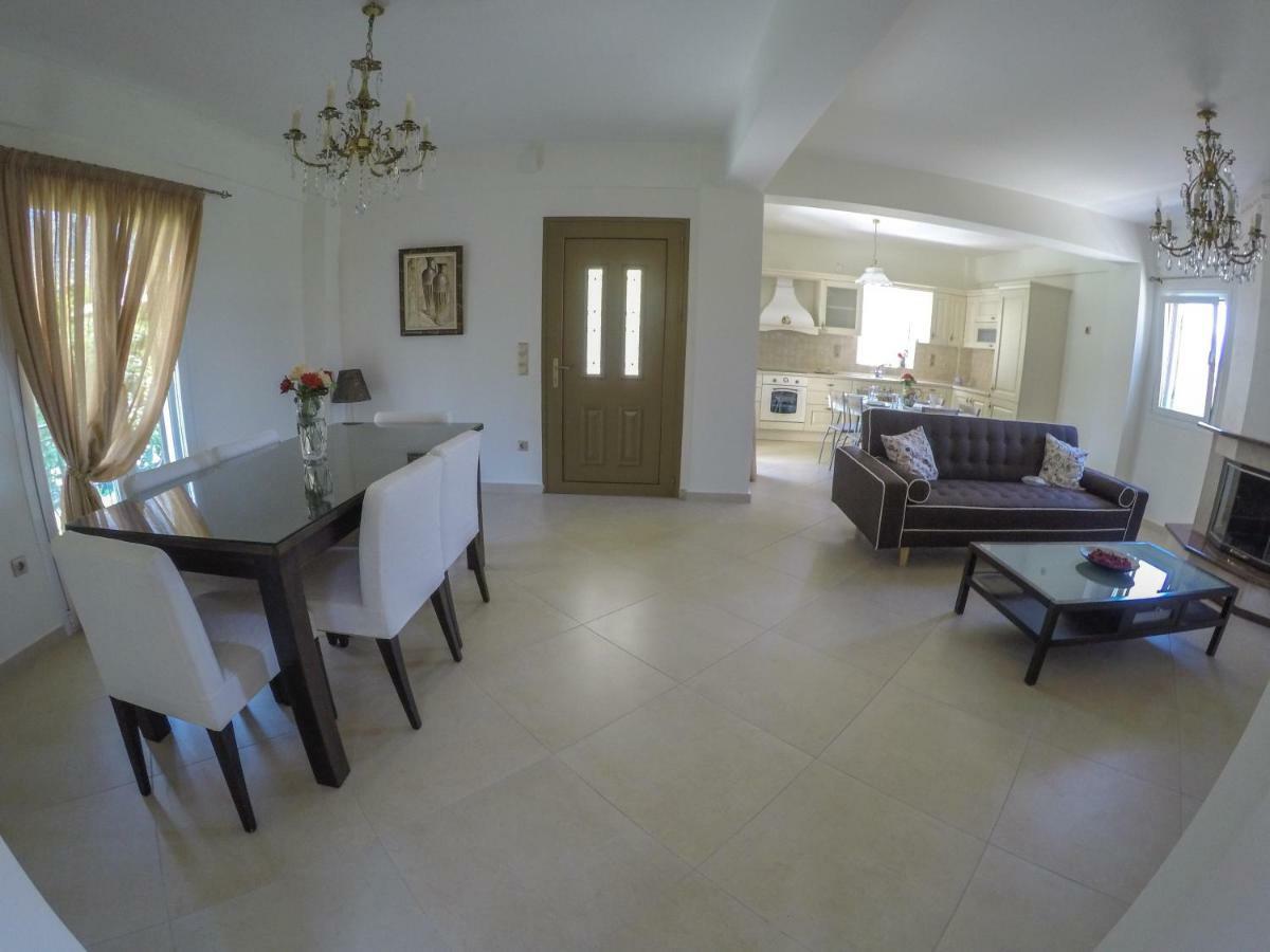 Maison Fleurs Diakopto Extérieur photo